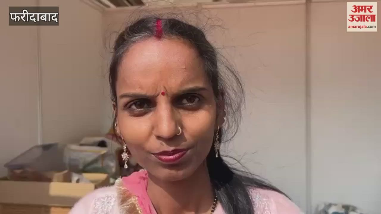 Meenakshi from Charkhi Dadri arrived at the Saras Livelihood Fair in Faridabad.