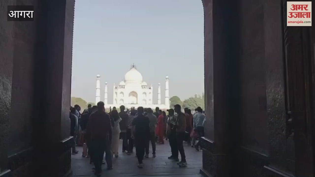 huge crowd flocked to see Taj Mahal on Christmas
