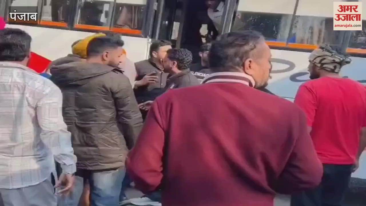 Two bus conductors quarrel over picking up passengers outside Phagwara bus stand