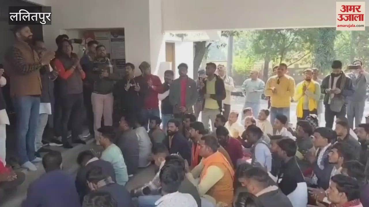 Lalitpur: Case of blackmailing and raping a teenager escalates; Hindu organizations protest at SP office and recite Hanuman Chalisa