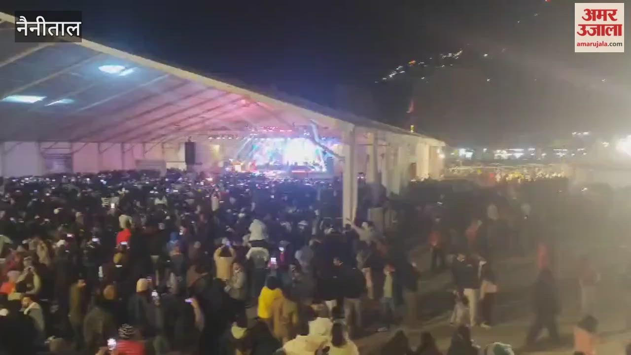 Nainital Winter Carnival: Fans groove to the songs of Pawandeep Rajan and B Praak.