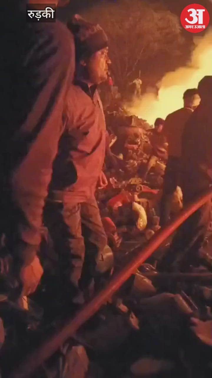 VIDEO: Massive fire breaks out in a scrap dealer's warehouse