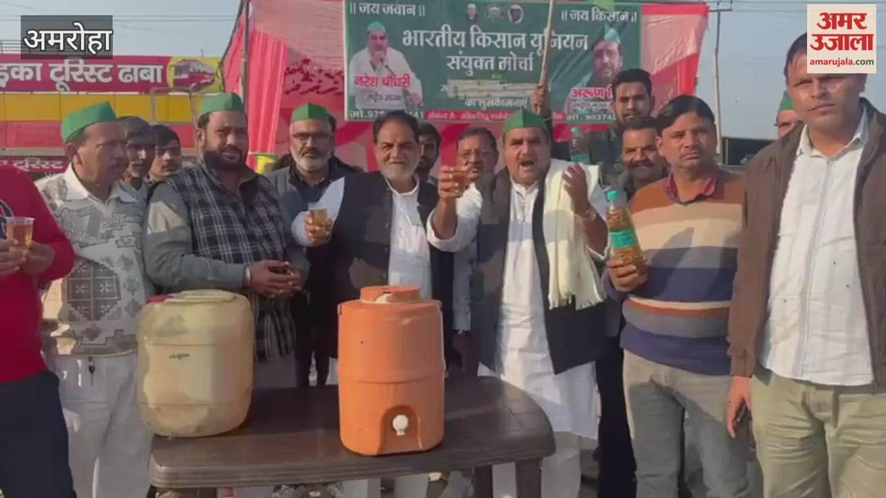 हाईवे से गुजर रहे वाहन सवारों को रोक कर दिखाया प्रदूषित पानी