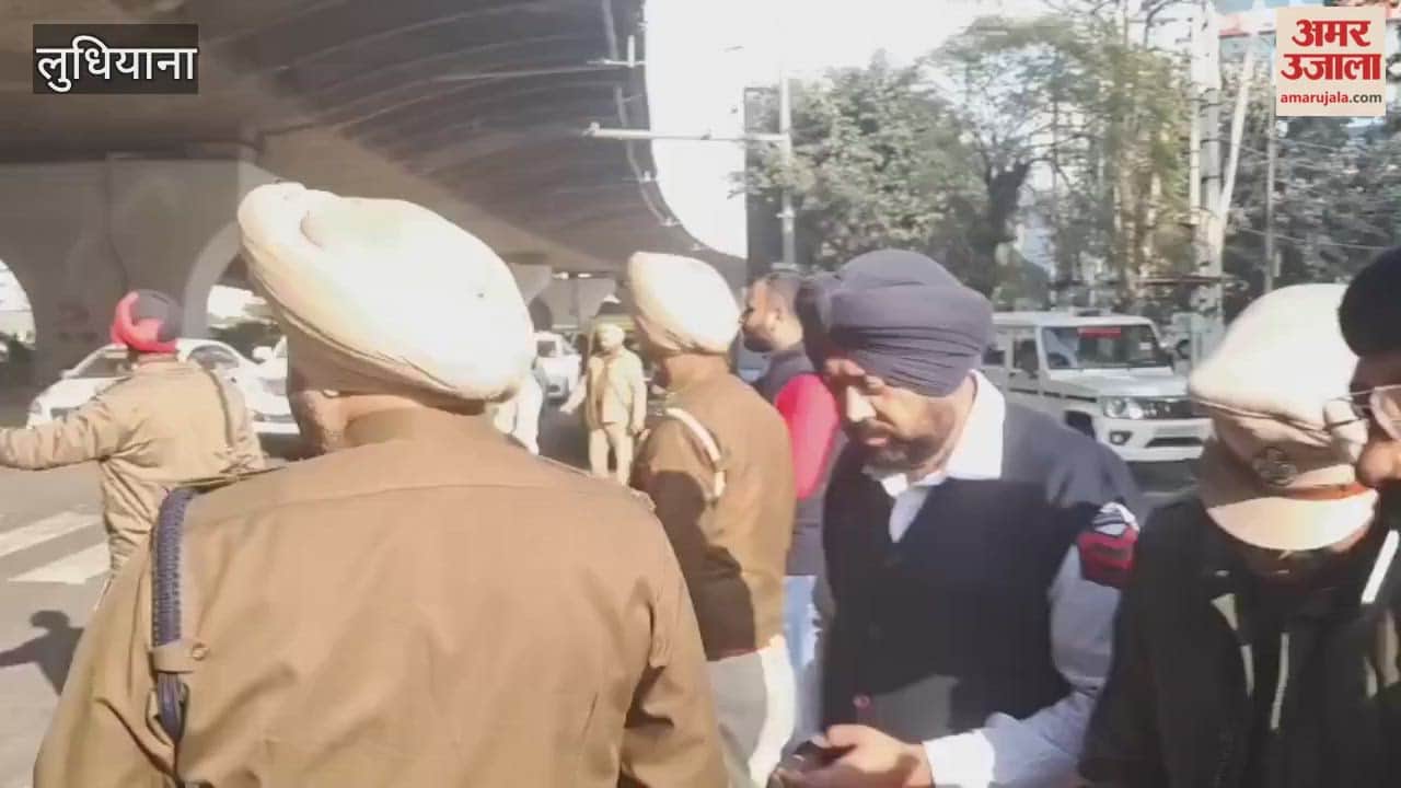 Ludhiana traffic police shower flowers on drivers who follow traffic rules