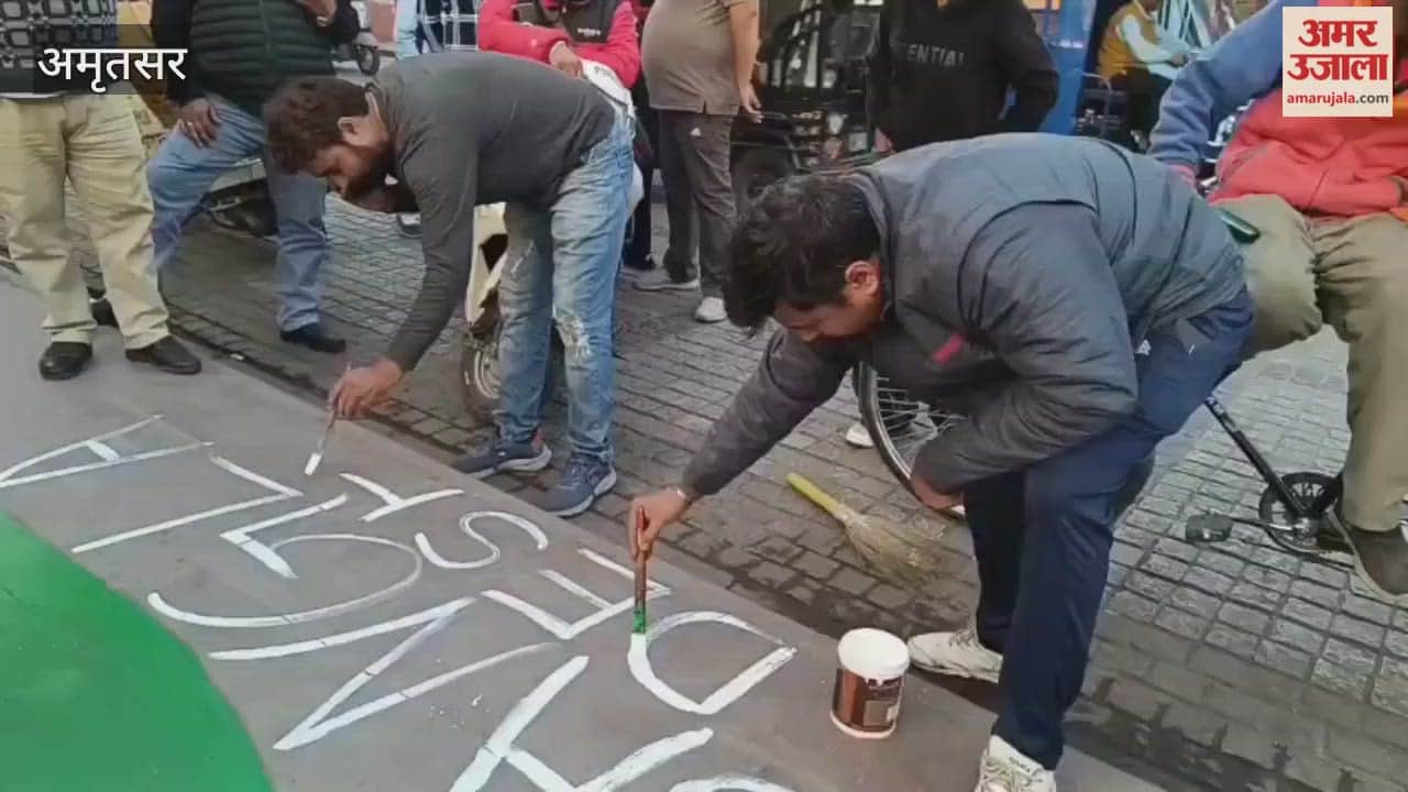 Hindu organizations burnt the effigy of the Bangladesh government in Amritsar.