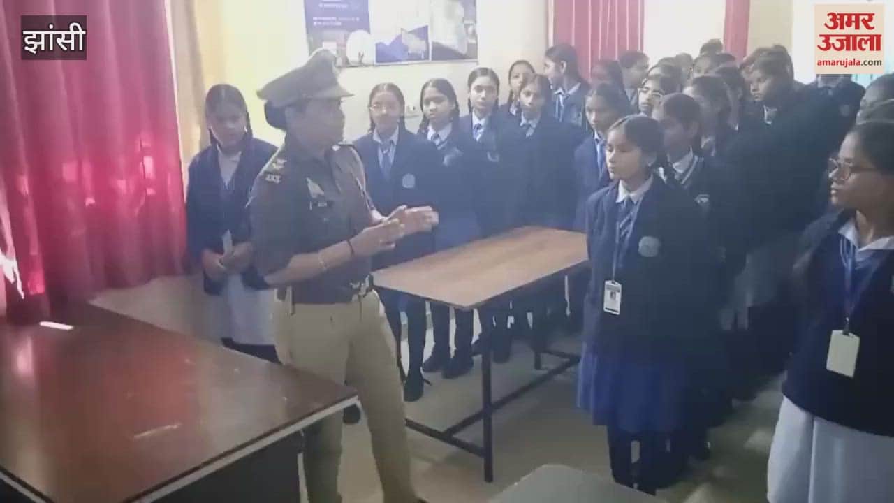 Jhansi: In the Dost Police program, girl students learned how to use emergency numbers.
