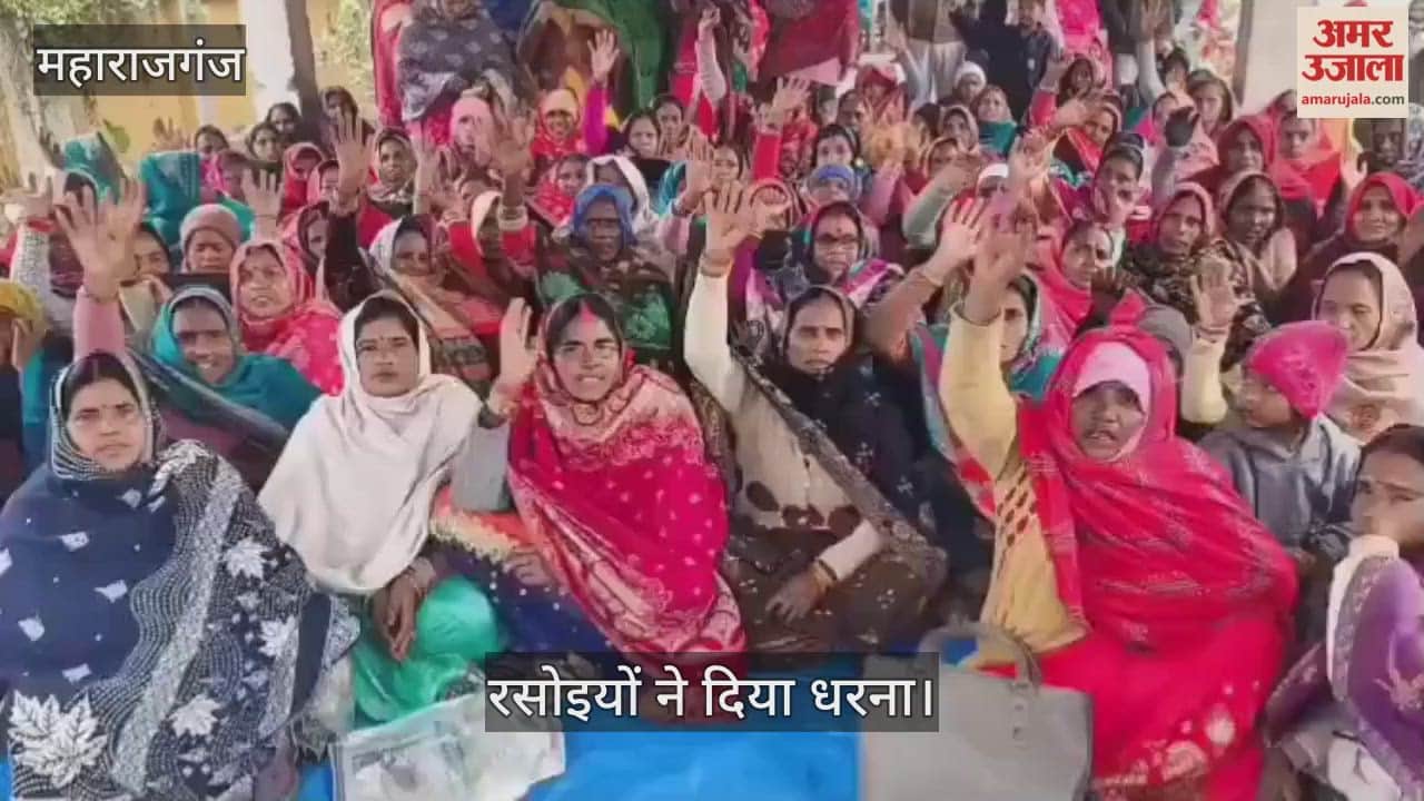 Cooks stage protest demanding fixed honorarium