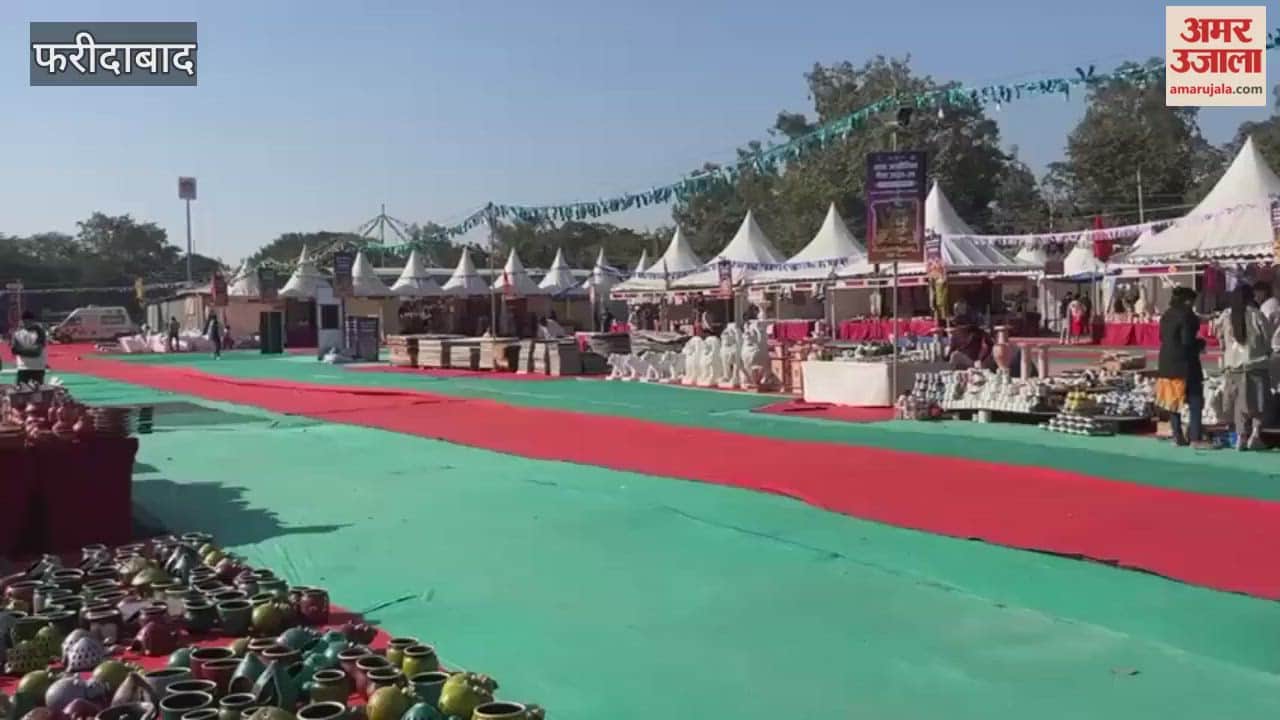 Tourists arrived to shop at the Saras Fair on the third day