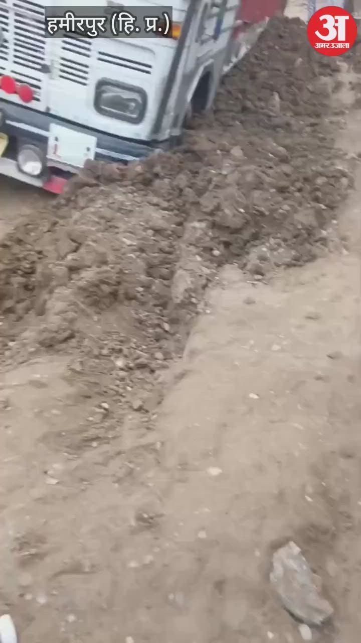 सुजानपुर से संधोल सड़क सात घंटे रही बाधित, पुआड़ के पास सरिये से लदा ट्रक फंसा