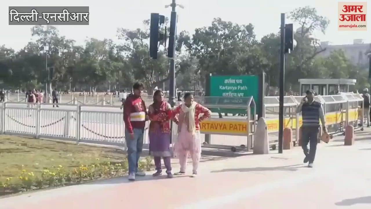 sky was clear and sunny on afternoon In Delhi