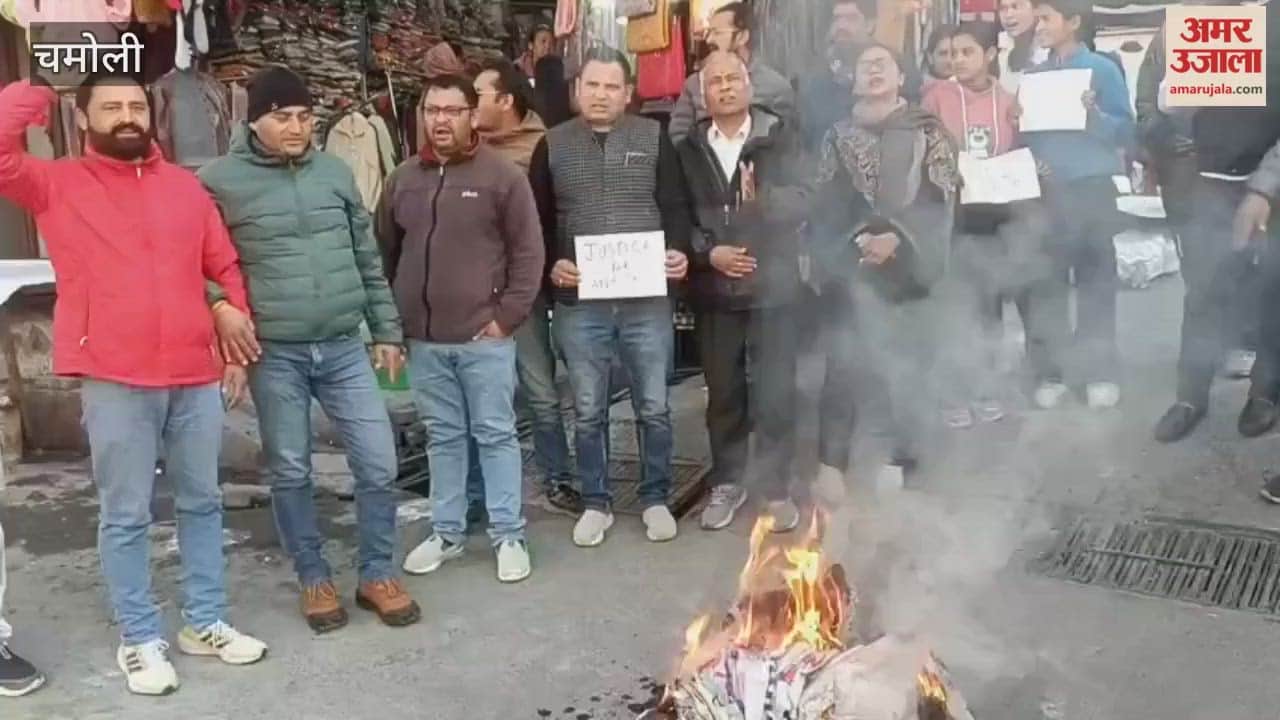 Jyotirmath: Demanding justice for Ankita Bhandari, Congress workers staged a protest at the main intersection.