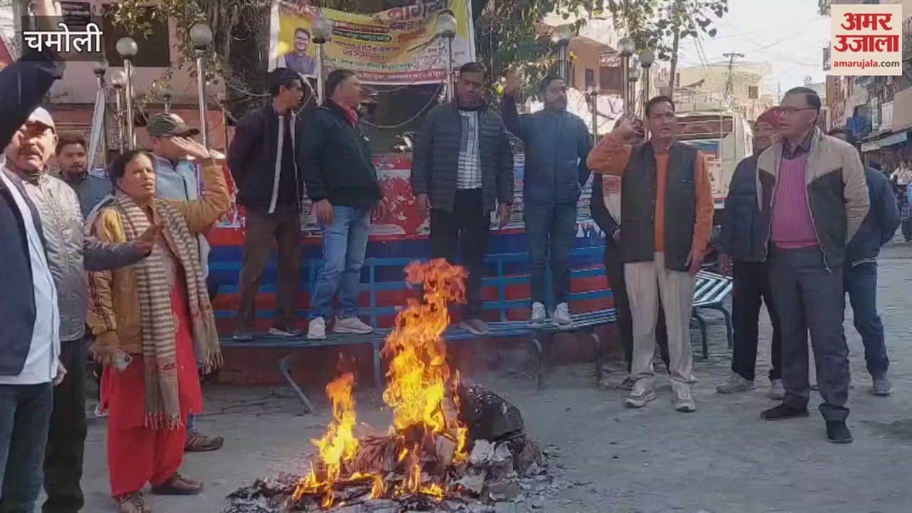 Karnaprayag: Congress stages protest over Ankita murder case, burns effigy.