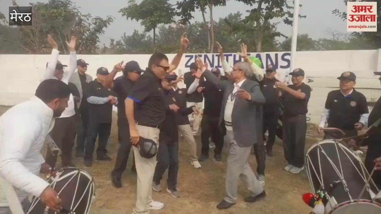 Meerut: Doctors of 1975 batch played cricket match