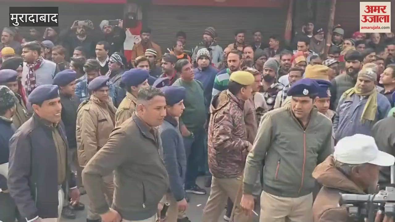 रेलवे के भूमि पर बनी दुकानों को तोड़ने पहुंचा बुलडोजर, कारोबारी ने जताया विरोध