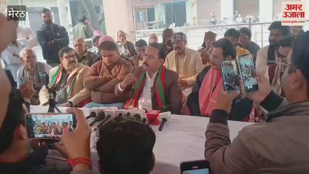 Meerut: Yogesh Verma cornered Dinesh Khatik for calling Hastinapur a curse.