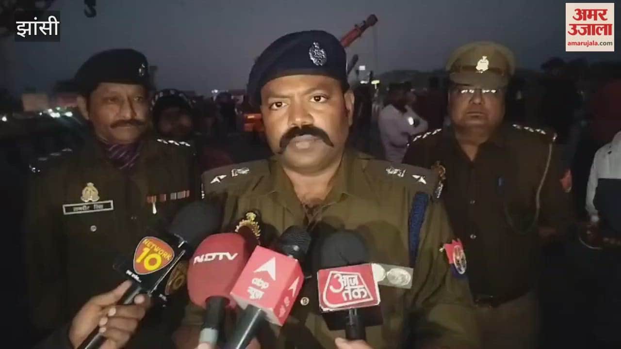 A trailer truck carrying six people fell into a canal on the highway, Jhansi SSP BB GTS Murthy gave information.