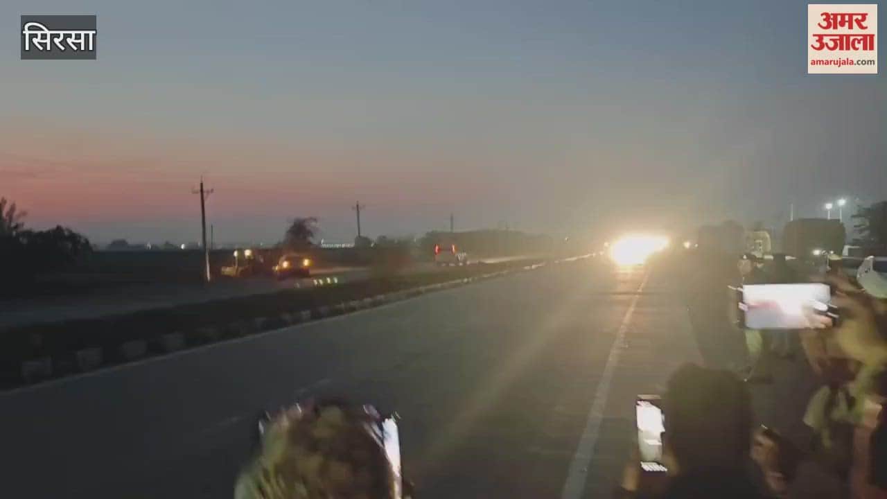 While returning from Sirsa, the CM stopped his convoy and met with party workers in Fatehabad