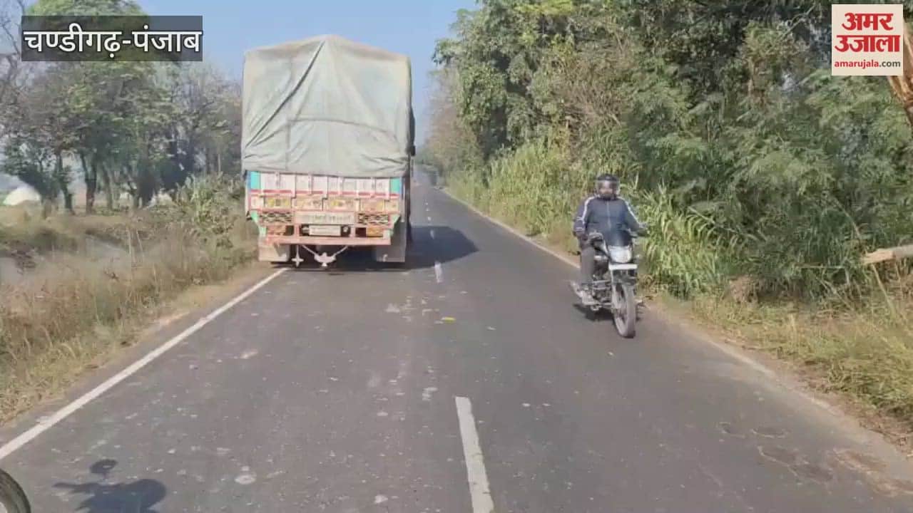 फगवाड़ा बीच सड़क मिट्टी में धंसा ट्रक