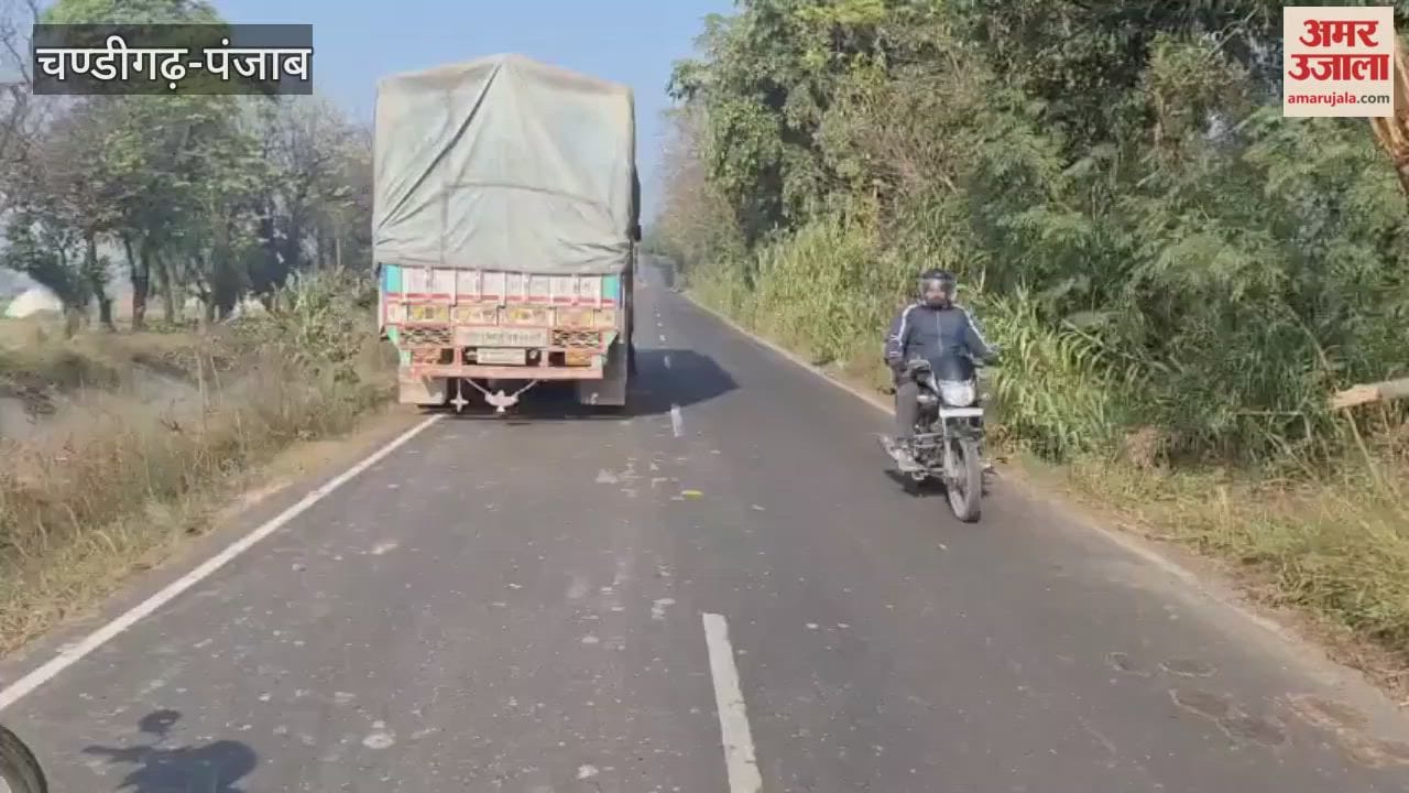 फगवाड़ा बीच सड़क मिट्टी में धंसा ट्रक