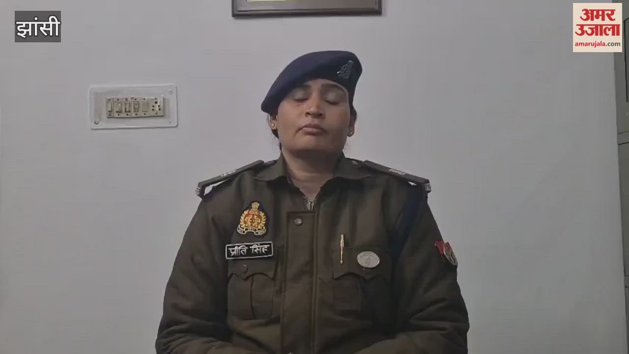 Jhansi: 17 gamblers caught gambling at Hotel Crown, SP City Preeti Singh gives information
