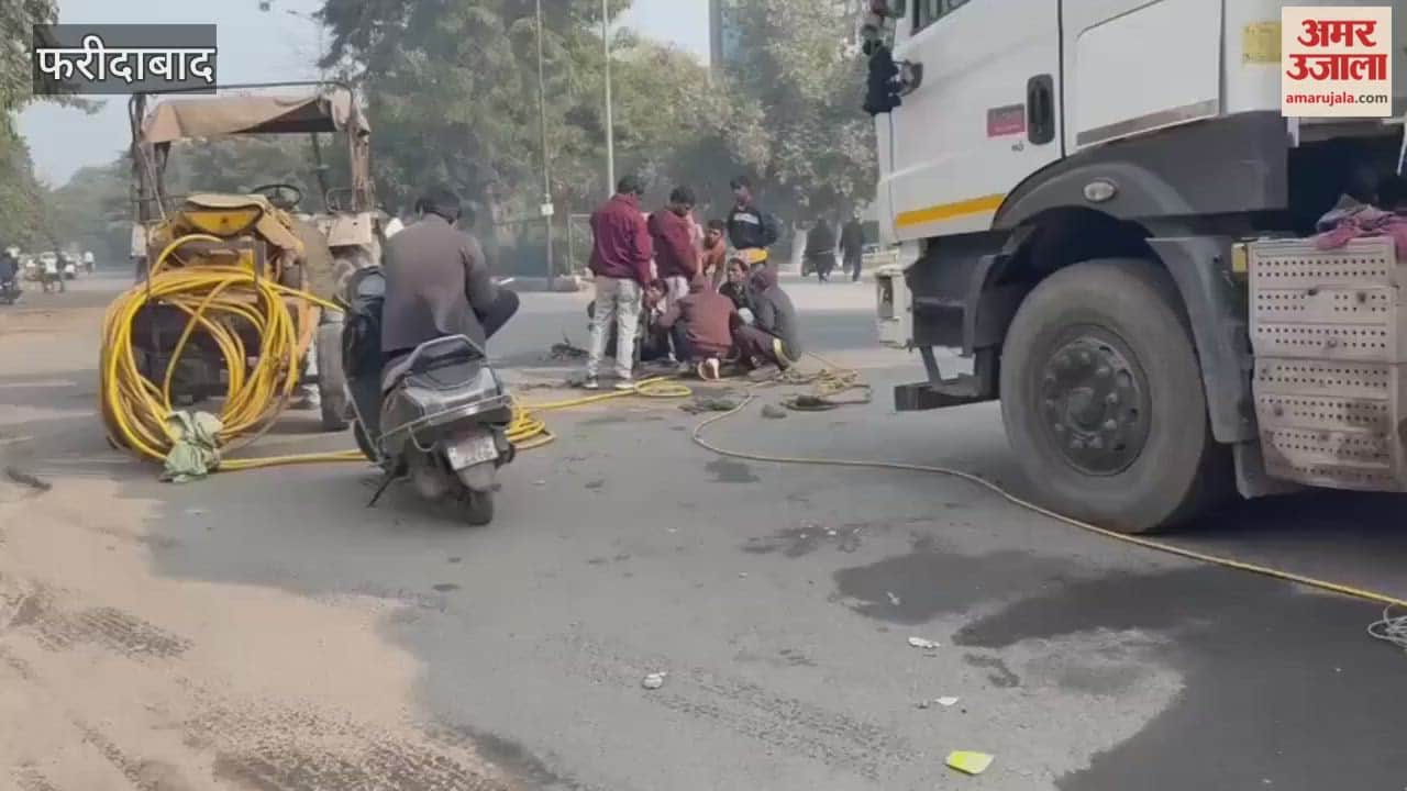 Sewer cleaning work is underway on Neelam Railway Road in Faridabad