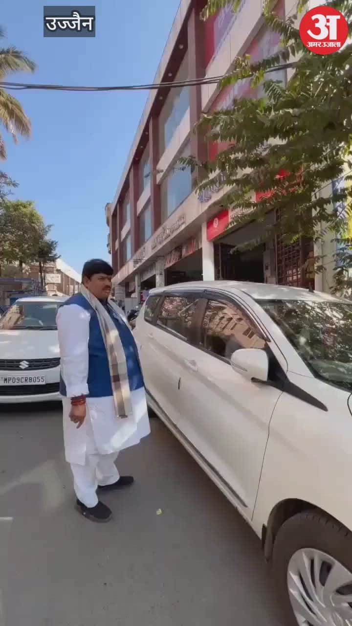traffic jam on the road, MP himself went out to get the vehicles removed