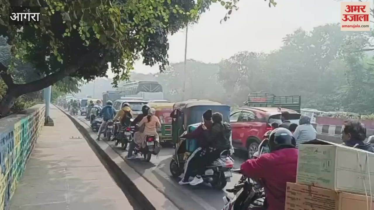 road along yamuna riverbank was jammed with crowds of tourists who had come to see Taj Mahal