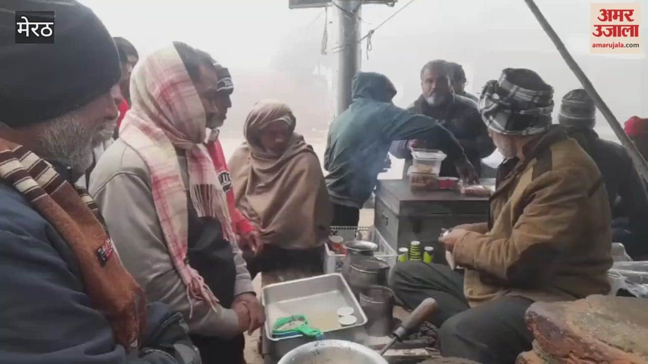 Meerut: Protected from cold by lighting bonfires on the streets