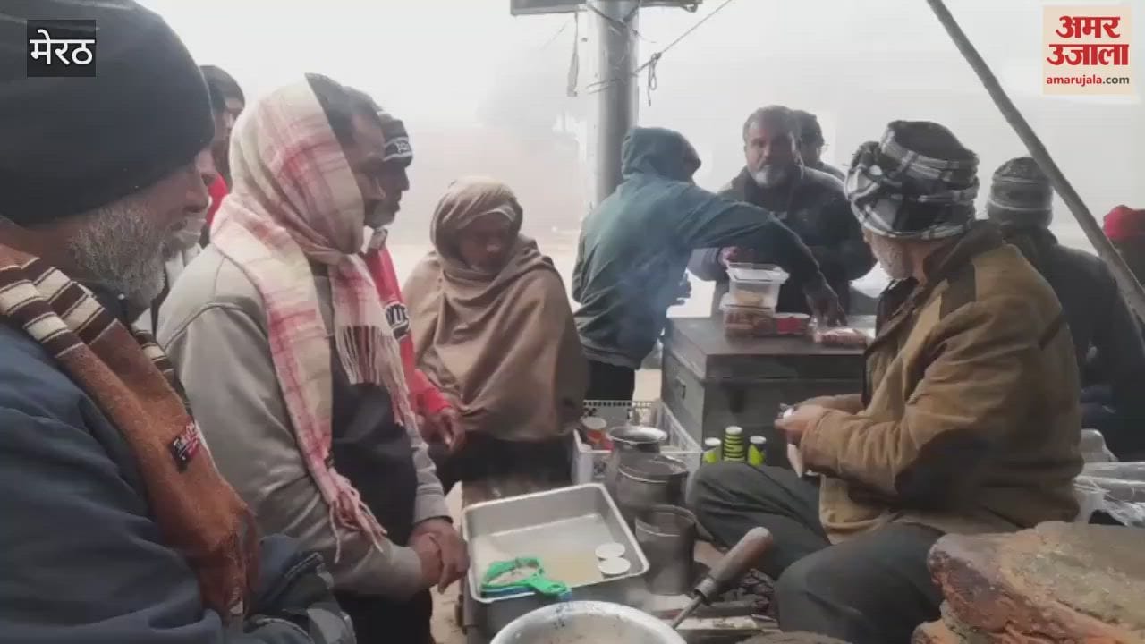 Meerut: Protected from cold by lighting bonfires on the streets