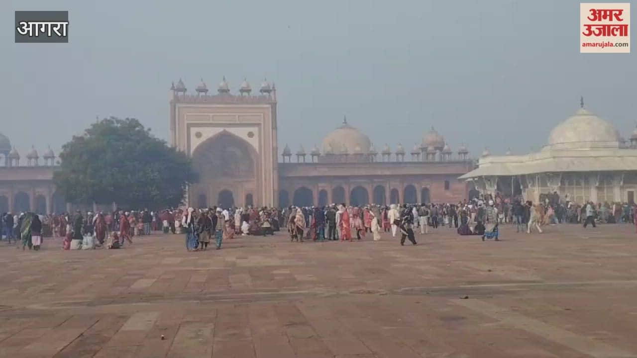 large crowd of pilgrims gathered in Fatehpur Sikri