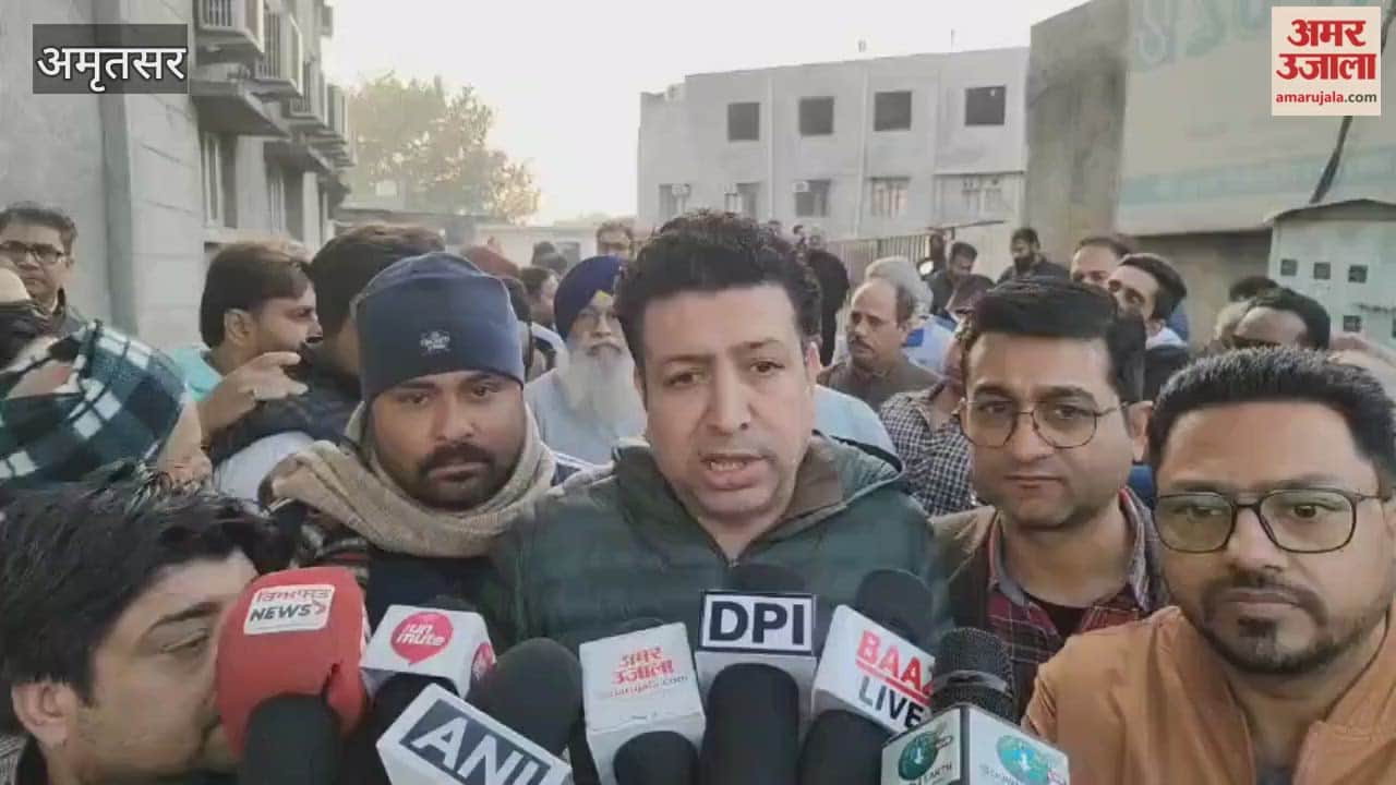 Meat traders gathered at Hathi Gate in Amritsar, urging the government not to displace them.