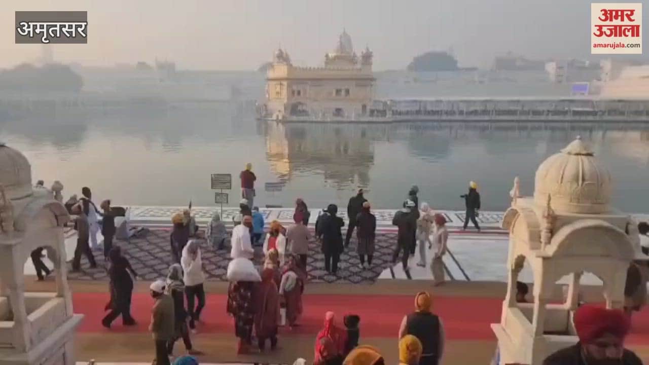 On the occasion of the birth anniversary of Sri Guru Gobind Singh Dev, devotees gathered at Sri Harmandir Sahib.