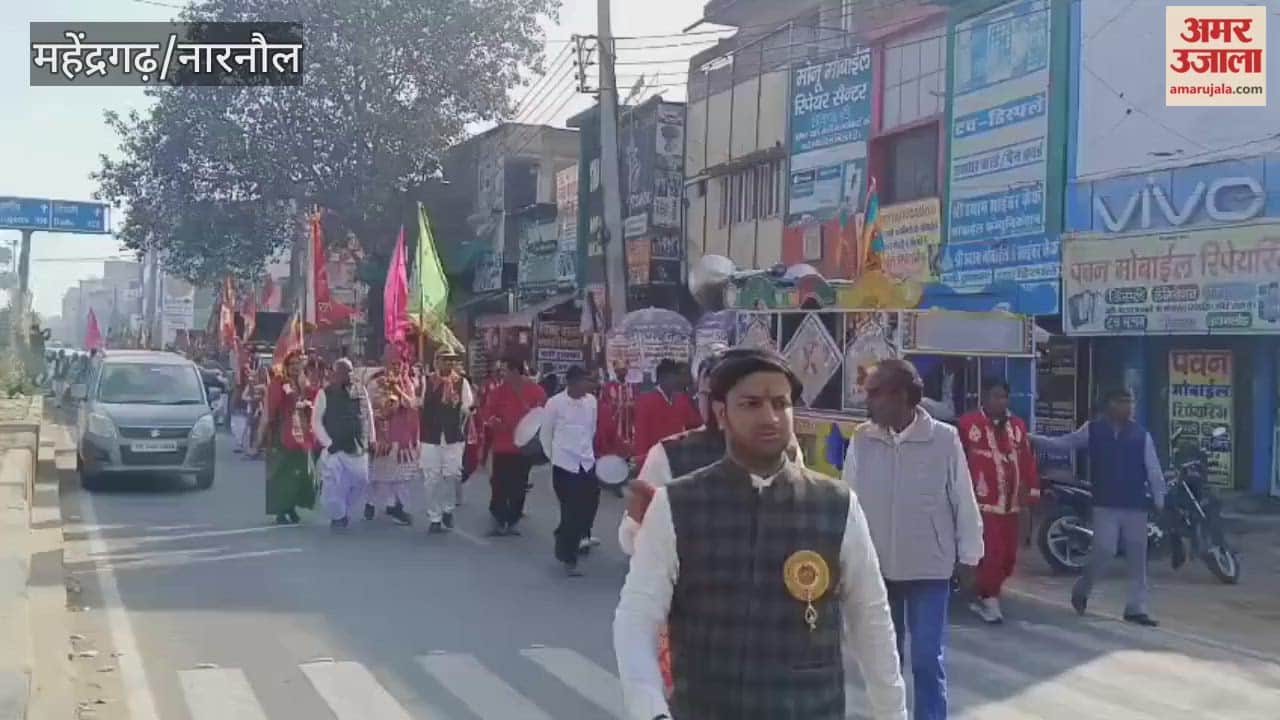grand procession carrying sacred water pots was taken out in Narnaul in connection with the grand yagna.