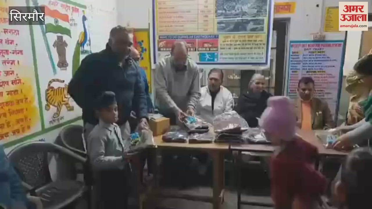 Sirmour Social worker Pradeep Sahotra distributed warm clothes to children