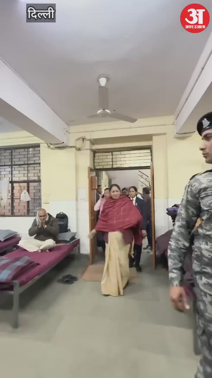 सीएम रेखा गुप्ता ने रैन बसेरे का किया औचक निरीक्षण, लोगों का हालचाल जाना