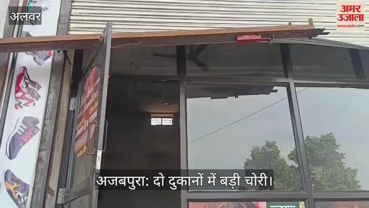 Ajabpura: Thieves in a pickup truck looted lakhs of rupees from two shops.