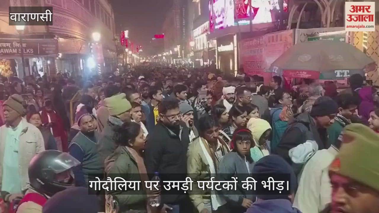 crowd of devotees gathered in Kashi