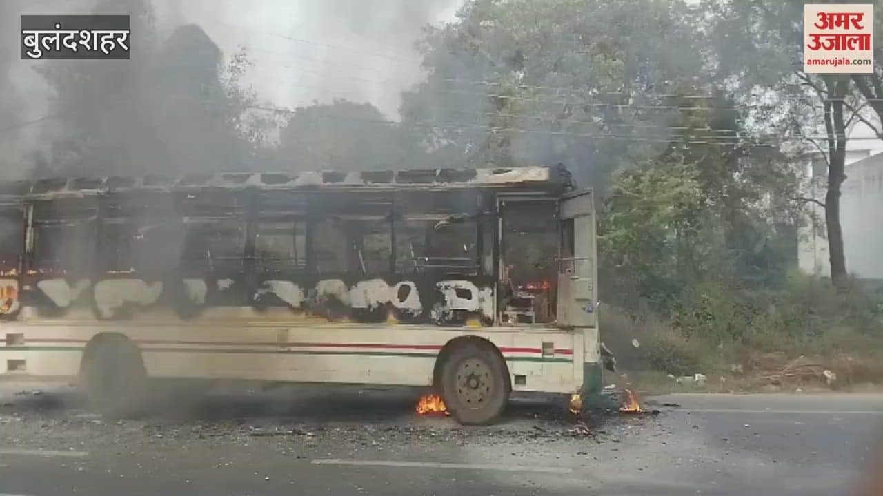 A massive fire broke out in a state-run bus traveling from Kaushambi to Aligarh