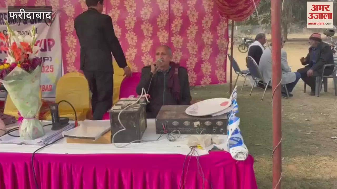 During the football cup, an elderly man sang a patriotic song