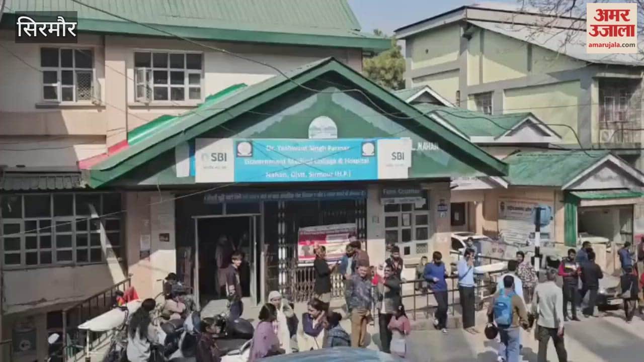 Sirmour Doctors at the medical college held a gate meeting to express their anger and demanded the revocation of Dr Raghav Narula suspension