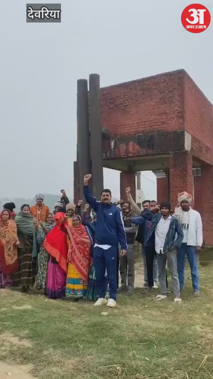 किसानों ने नलकूप पर किया प्रदर्शन, अधिकारियों के खिलाफ की नारेबाजी