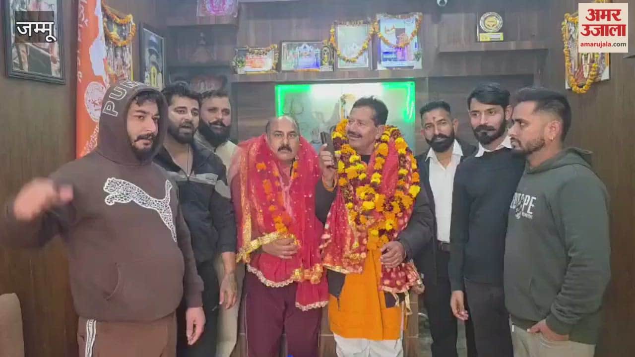 VHP workers welcomed Praveen Togadia on his arrival.