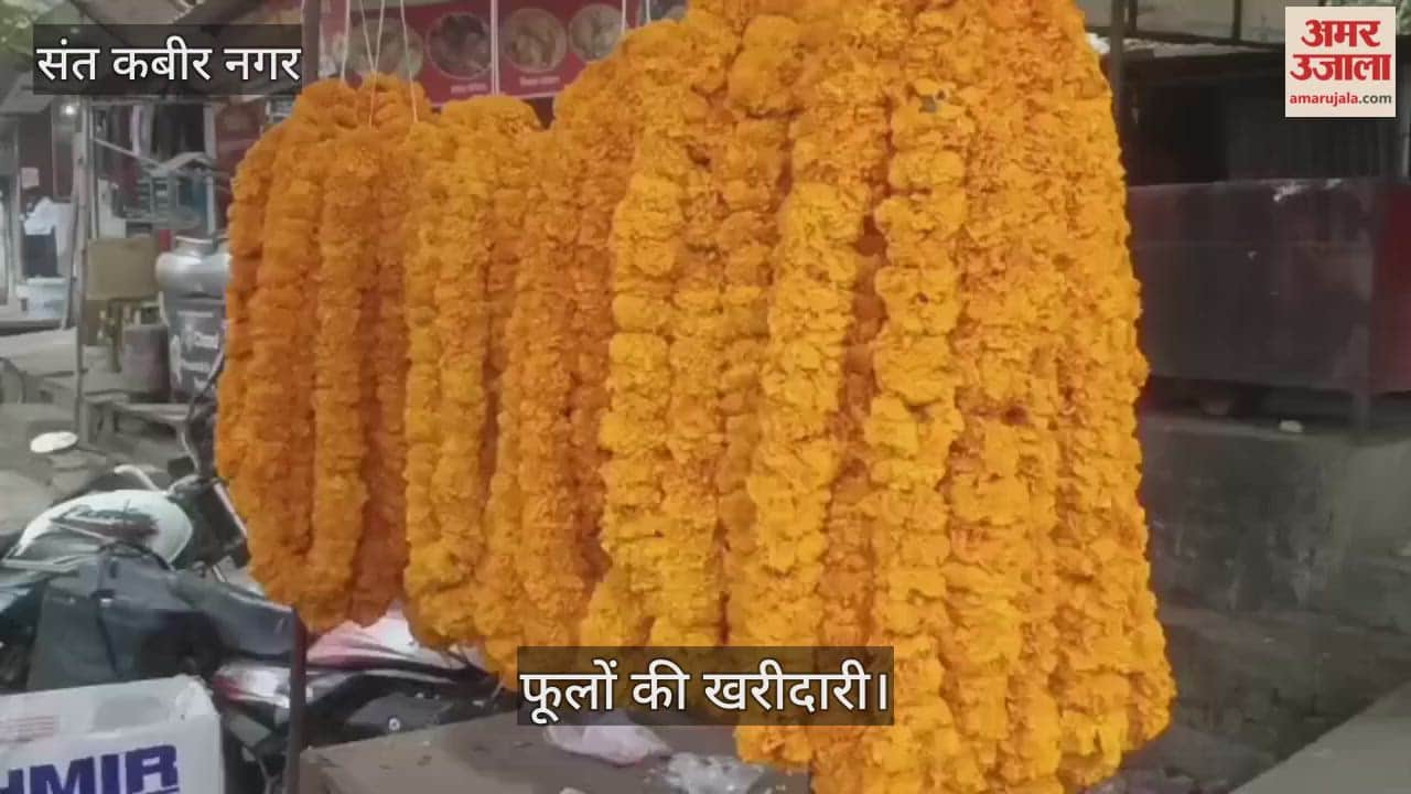 The flower market is filled with the fragrance of the New Year