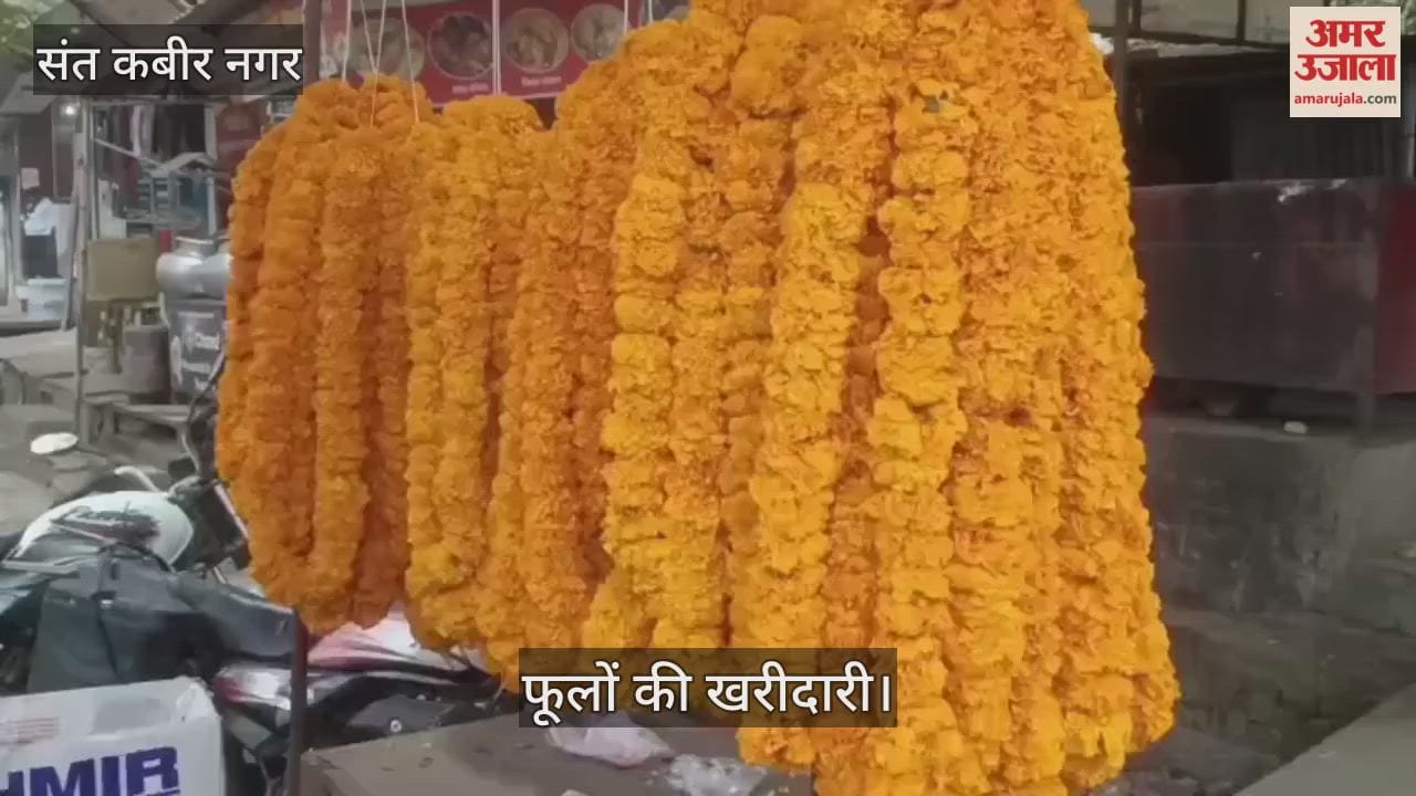 The flower market is filled with the fragrance of the New Year