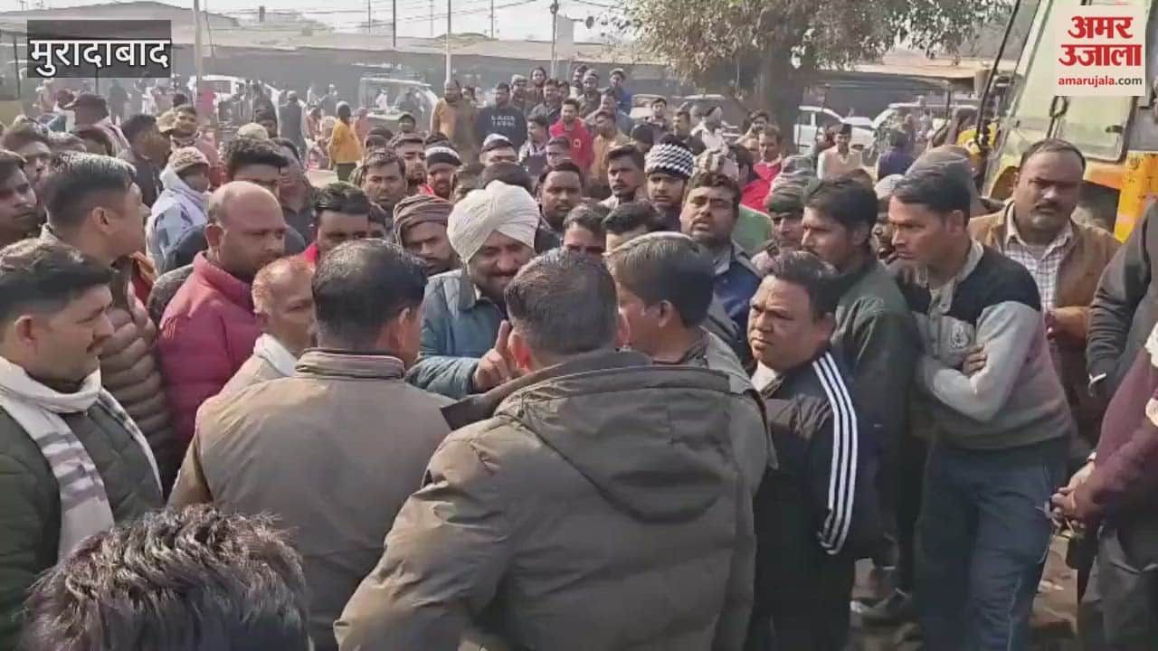 When JCB machine arrived to demolish platform, traders became enraged and surrounded secretary office