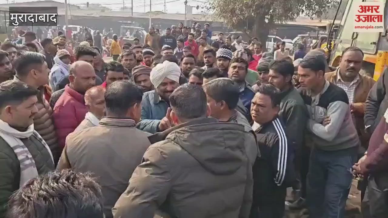 When JCB machine arrived to demolish platform, traders became enraged and surrounded secretary office