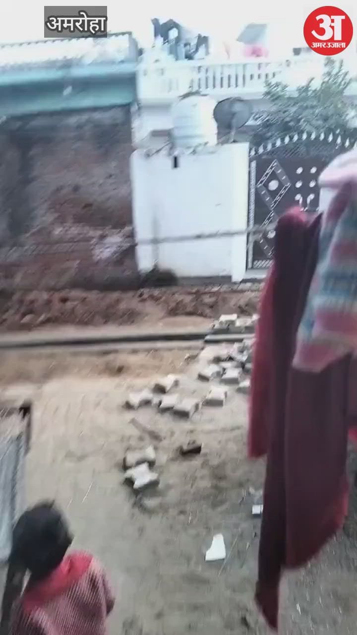 छत पर चढ़कर शिक्षामित्र, पत्नी व बेटी के साथ लाठी डंडों से मारपीट