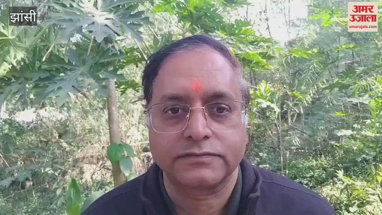 Jhansi Medical College dermatologist Dr. Neeraj Srivastava giving information about psoriasis disease