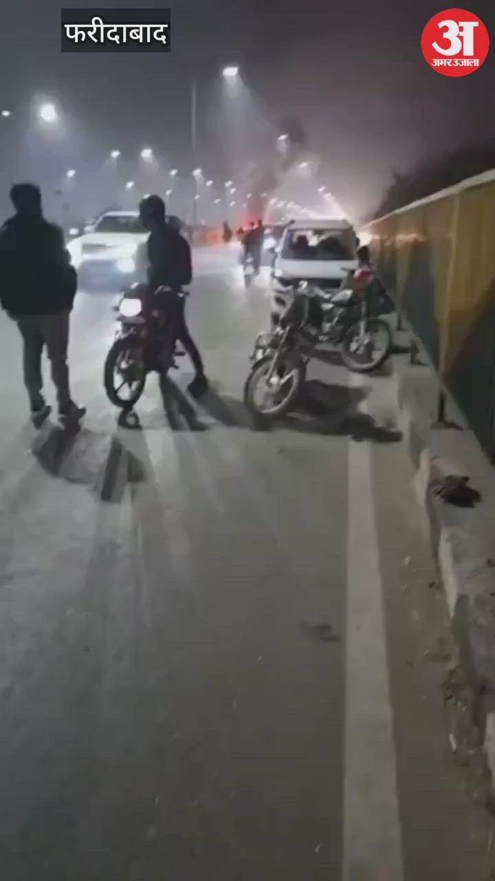 दिल्ली-मुंबई-वडोदरा एक्सप्रेसवे की सर्विस लेन पर कार बनी आग का गोला