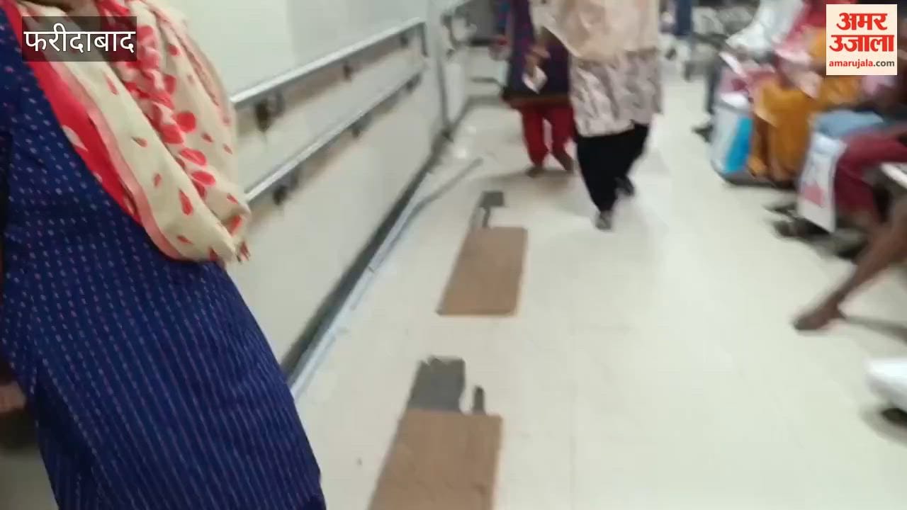 Crowd gathered near the blood collection center in Faridabad hospital